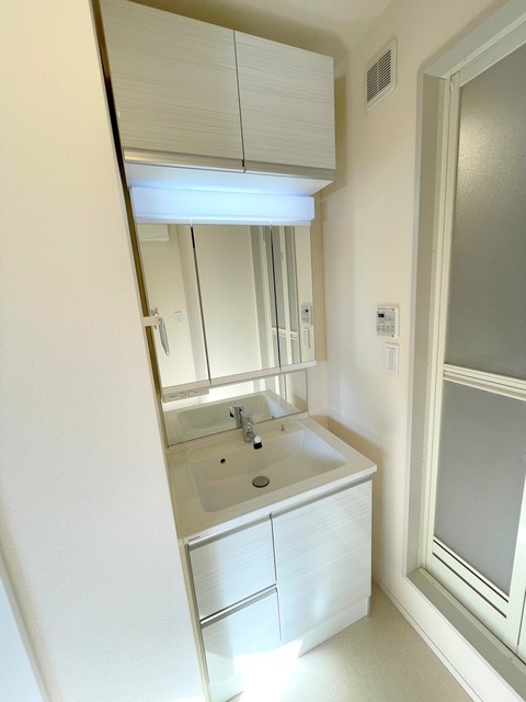 洗面設備　★独立洗面台、上部、下部収納力あります★