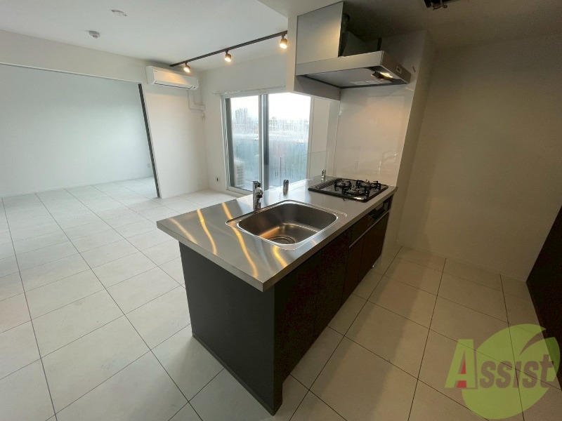 キッチン　対面キッチンになっているので料理しながらＴＶも見れますよ～。