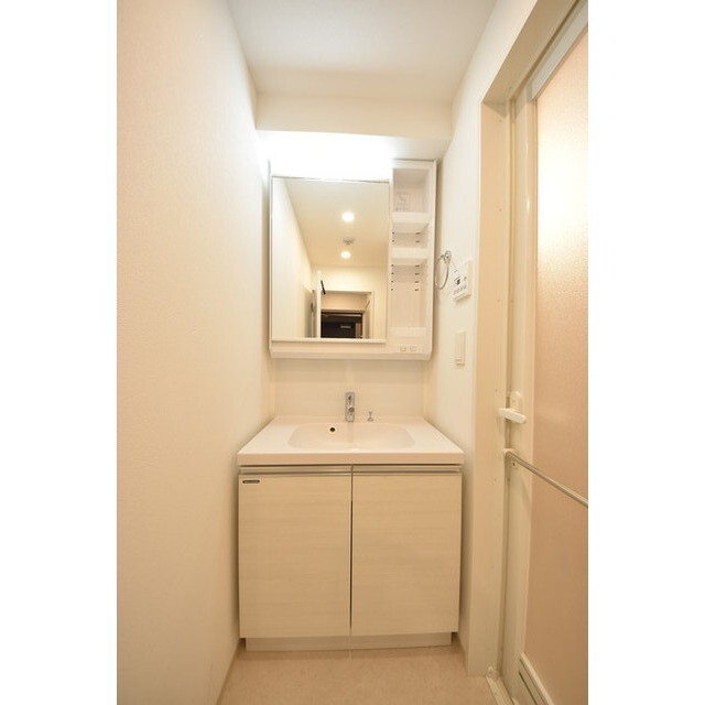 洗面設備　明るい室内です