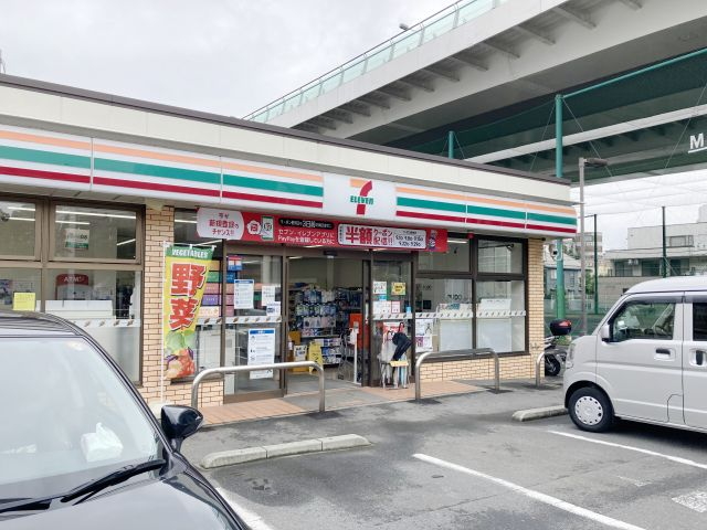 コンビニ　セブン-イレブン横浜東川島町店（コンビニ）まで300m
