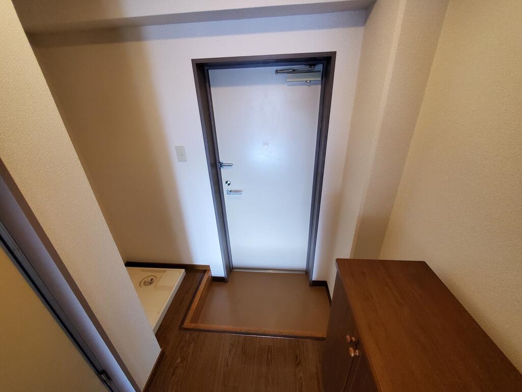 玄関　※同建物の別のお部屋の写真です。