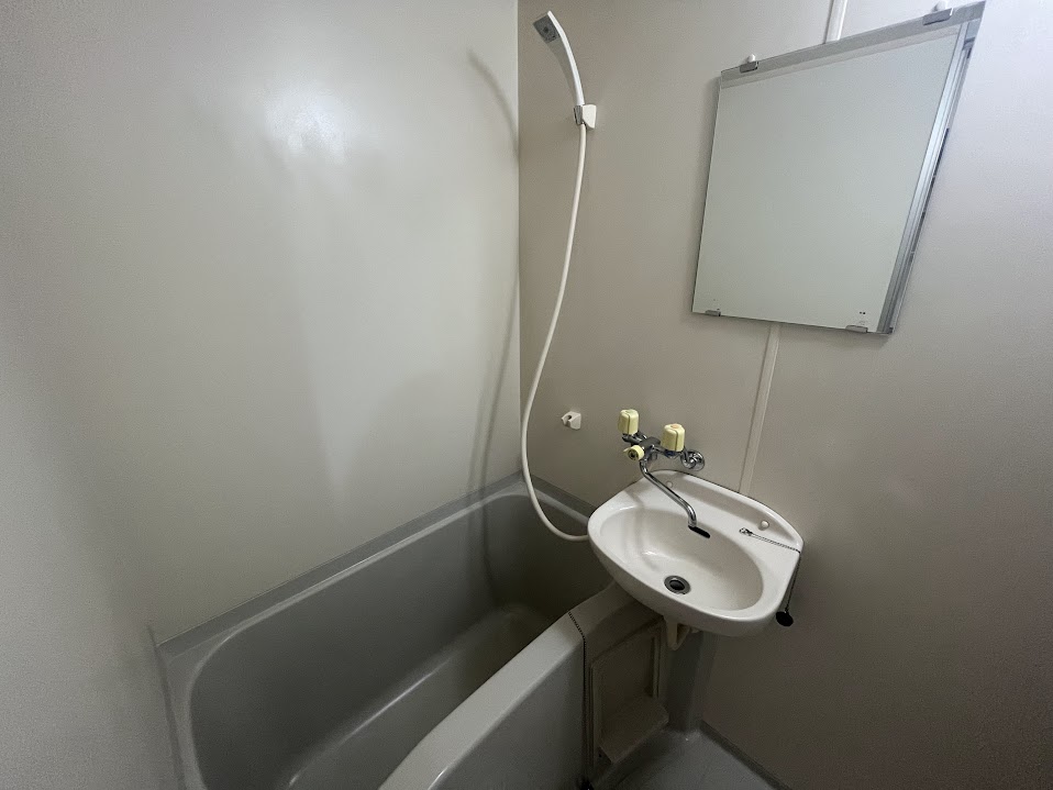 バス・シャワールーム　※同建物の別のお部屋の写真です。