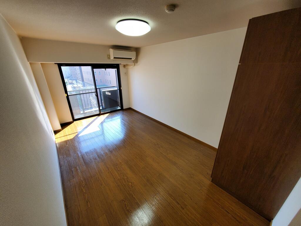 居室・リビング　※同建物の別のお部屋の写真です。