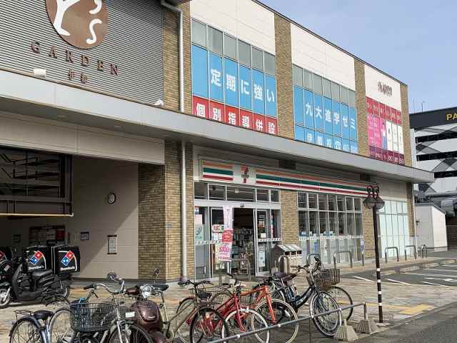 コンビニ　セブンイレブン（コンビニ）まで208m