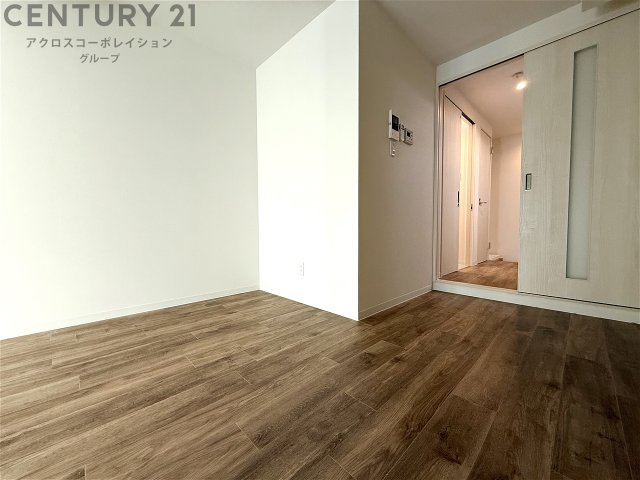 居室・リビング　床の色味が落ち着いていて、とても綺麗です。