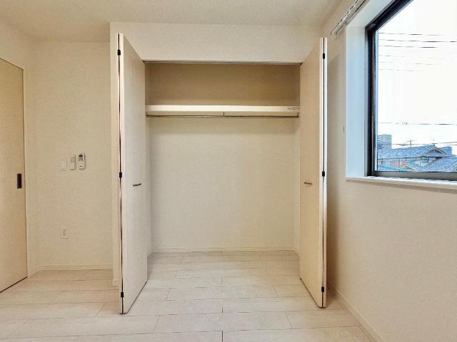 収納　建具の色は相違がございます（イメージ）