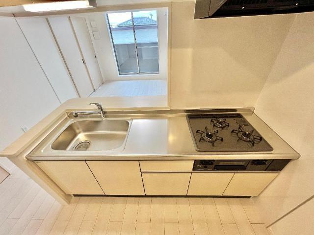 キッチン　建具の色は相違がございます（イメージ）