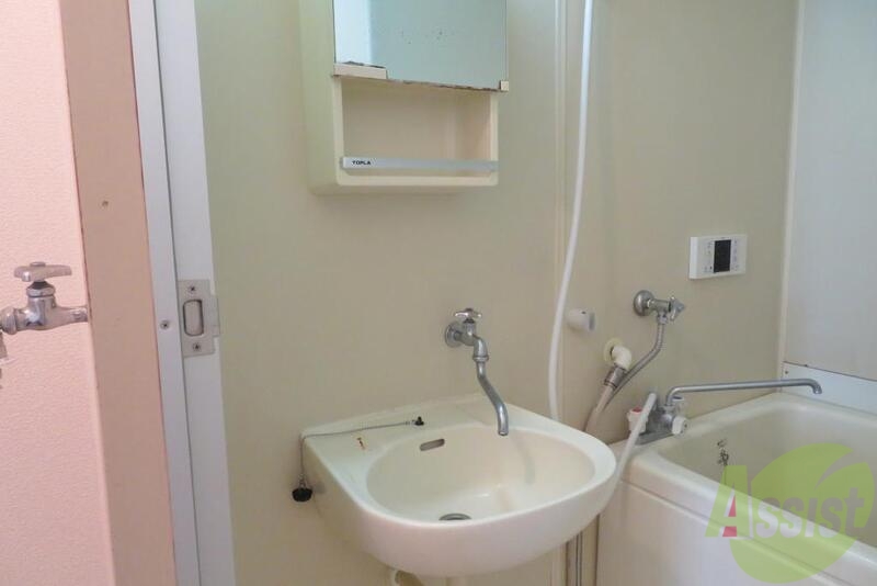 洗面設備　洗面台はバスルーム内に、歯磨き洗顔などできますね