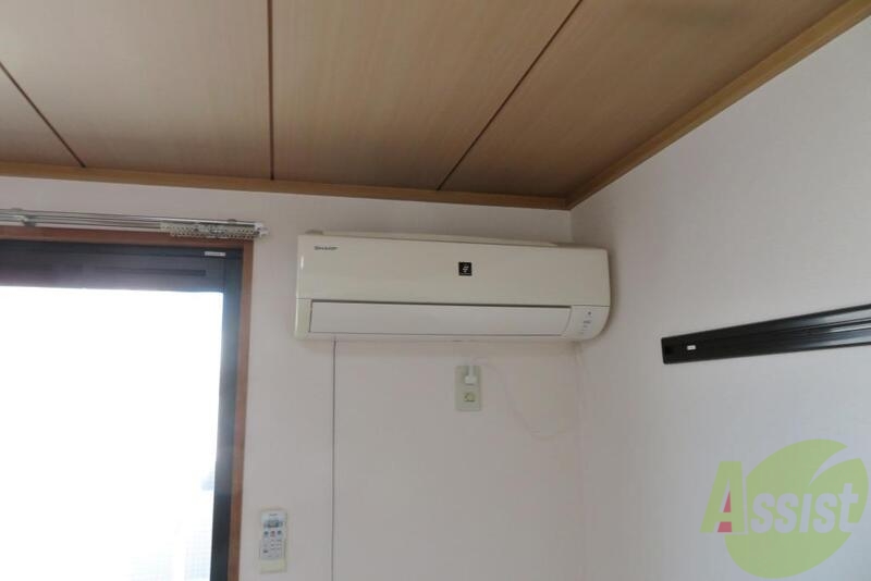 その他設備　お部屋の角にはエアコンも完備、シーズン問わず活躍ですね