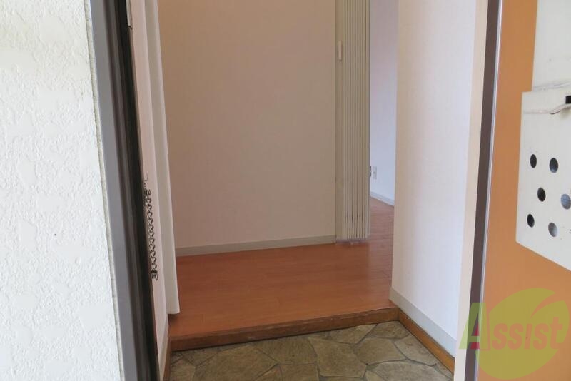 玄関　玄関を入ると左側がお風呂、正面がダイニングキッチンです