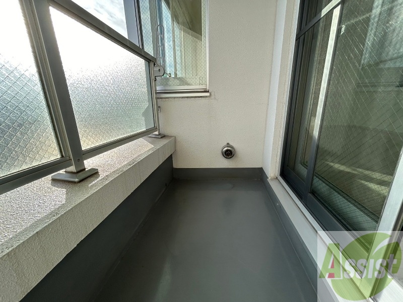 バルコニー　バルコニーです。洗濯物を干すもよし、一息つくもよしですね。