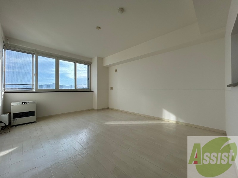 居室・リビング　リビングです。窓が大きくて明るいですね！