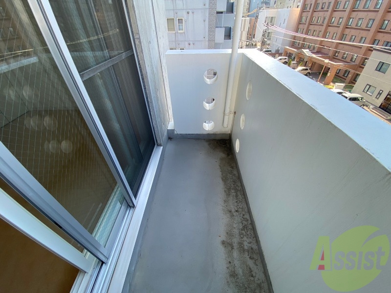 バルコニー　バルコニーは幅があり、広い印象を受けました。