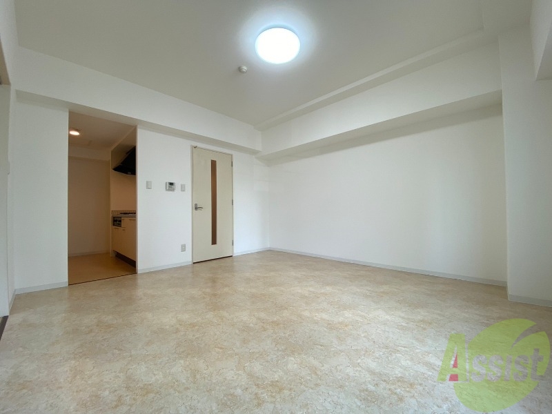 居室・リビング　白さが清潔感を出してくれます。お部屋も明るいですね。