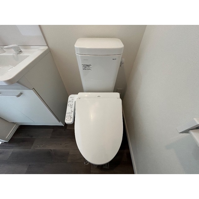 トイレ　落ち着いた色調のトイレです