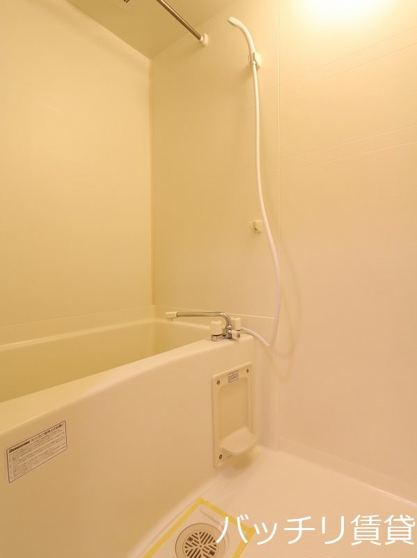 バス・シャワールーム　別号室タイプの為、現状を優先いたします
