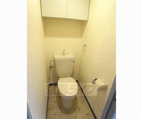 トイレ　上に棚があります。