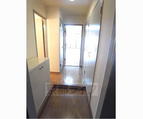 玄関　広々玄関。下駄箱もあります。