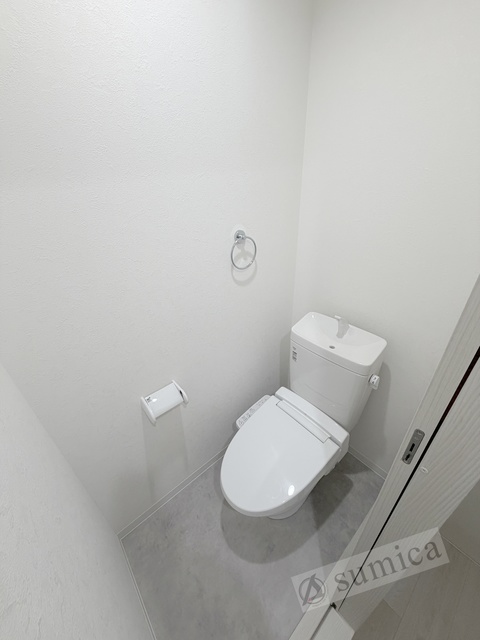 トイレ　人気アイテムの温水洗浄便座。清潔感のあるトイレです。