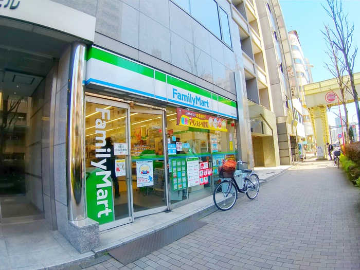 コンビニ　ファミリーマート（コンビニ）まで210m