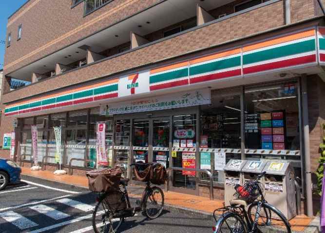 コンビニ　セブンイレブン（コンビニ）まで827m