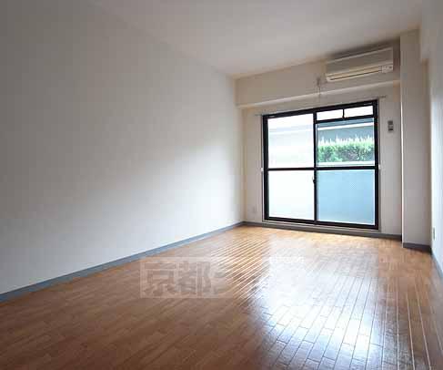 居室・リビング　広々とした部屋です。