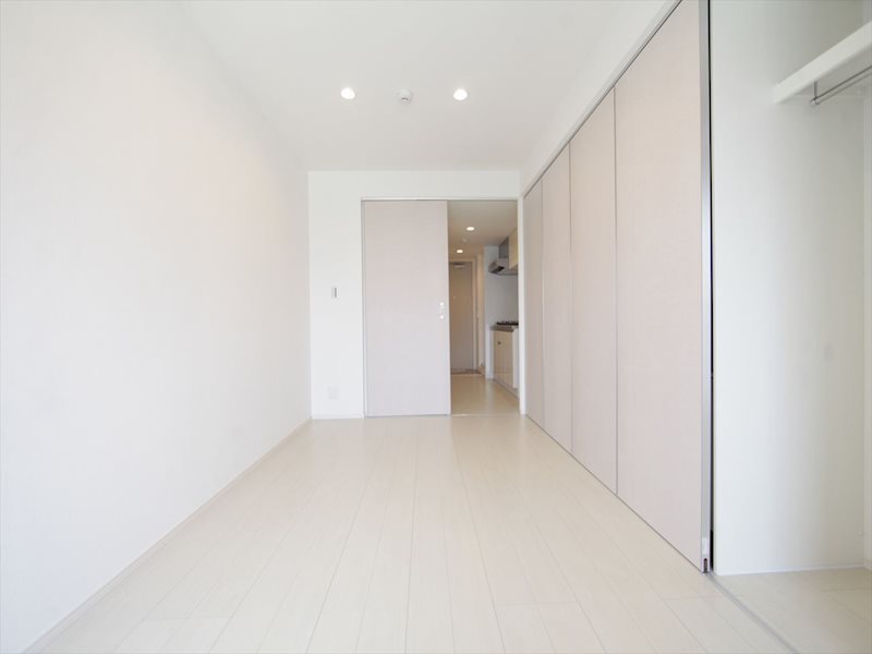 その他　洋室8.9帖　エアコン完備　収納スペース充実しています