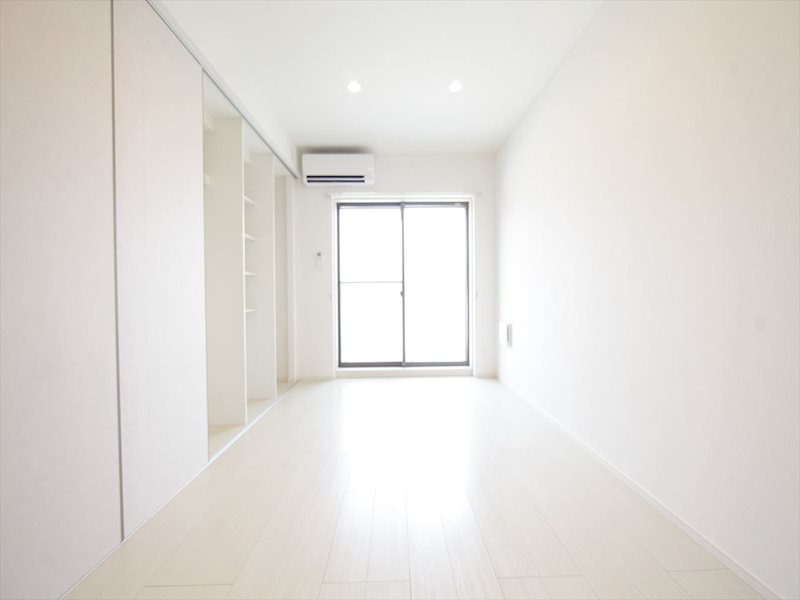 バルコニー　洋室8.9帖　収納充実　バルコニーに面しています