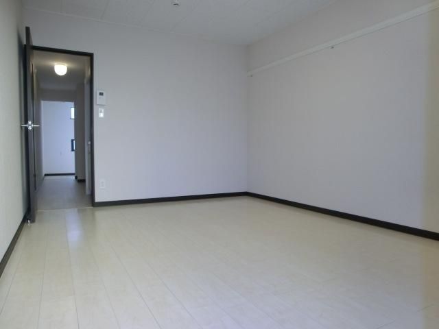 居室・リビング　広い7.9帖の洋室