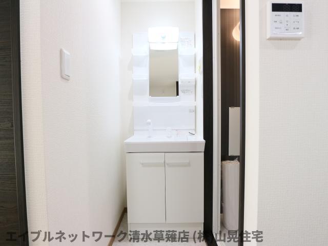洗面設備　独立洗面台、朝の身支度には欠かせません