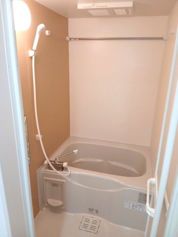 バス・シャワールーム　コンパクトで使いやすいお風呂です