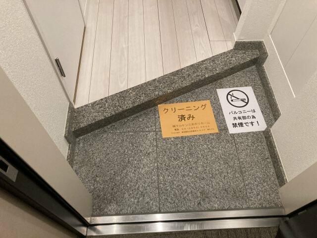 玄関　■モニタ付インターホン付き玄関■シューズラック■ダウンライト