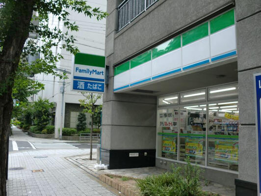 コンビニ　ファミリーマート 新町三丁目店（コンビニ）まで271m