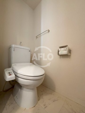 トイレ　ドゥーエ谷町　温水洗浄便座