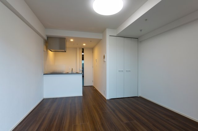 居室・リビング　落ち着いた色合いの床材を使用した居住空間です。