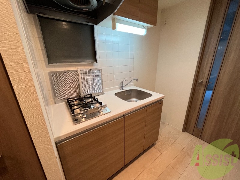 キッチン　２口ガスコンロ付きのシステムキッチンです。一人暮らしなら十分