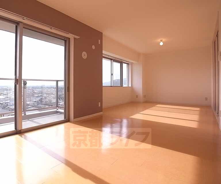 居室・リビング　採光良好の広々リビング