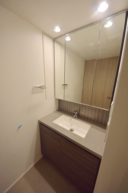 洗面設備　反転タイプです。