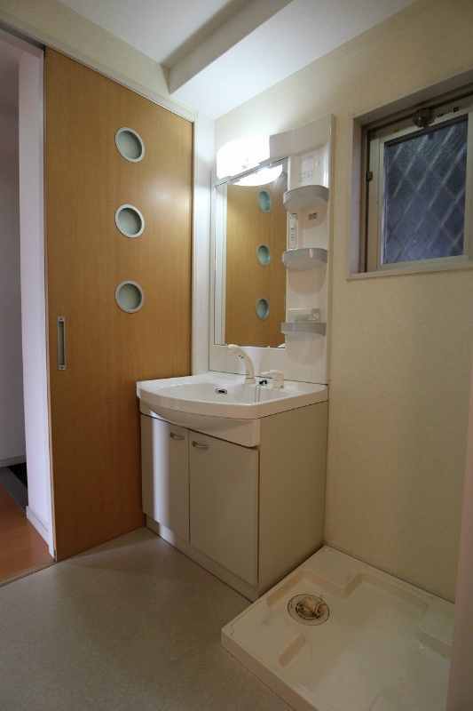 洗面設備　洗面所は窓付き。