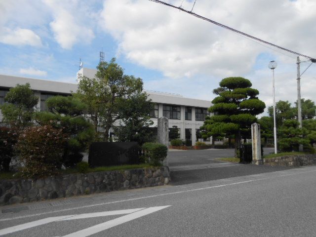 小学校　愛荘町立愛知川小学校（小学校）まで830m