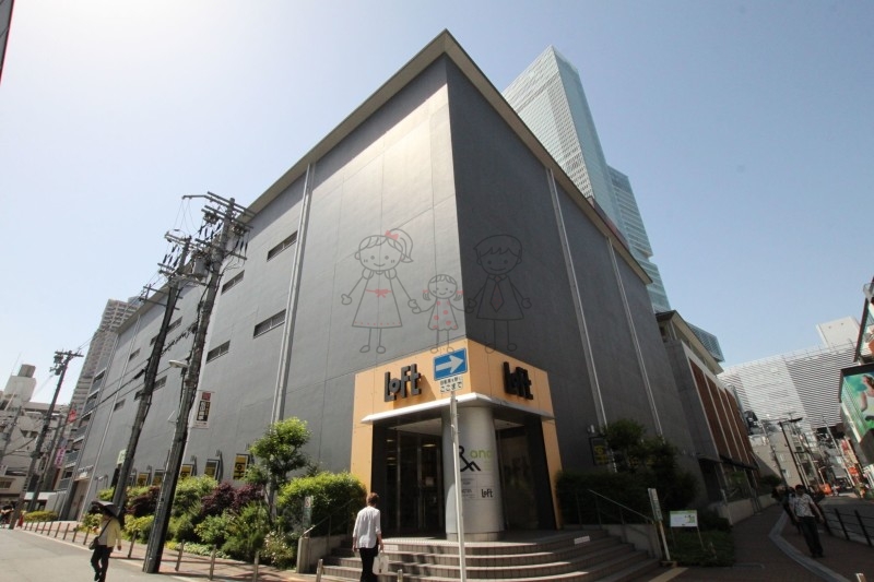 ショッピングセンター　and（ショッピングセンター）まで220m