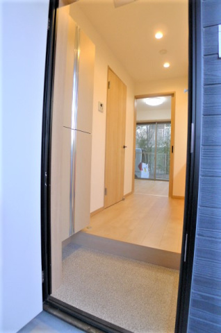 玄関　※同物件他号室の参考写真です