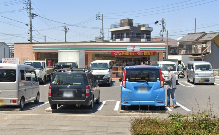 コンビニ　セブンイレブン（コンビニ）まで326m