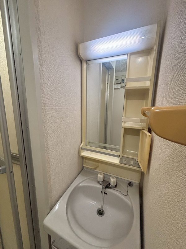 洗面設備　クリーニング前の参考写真です。