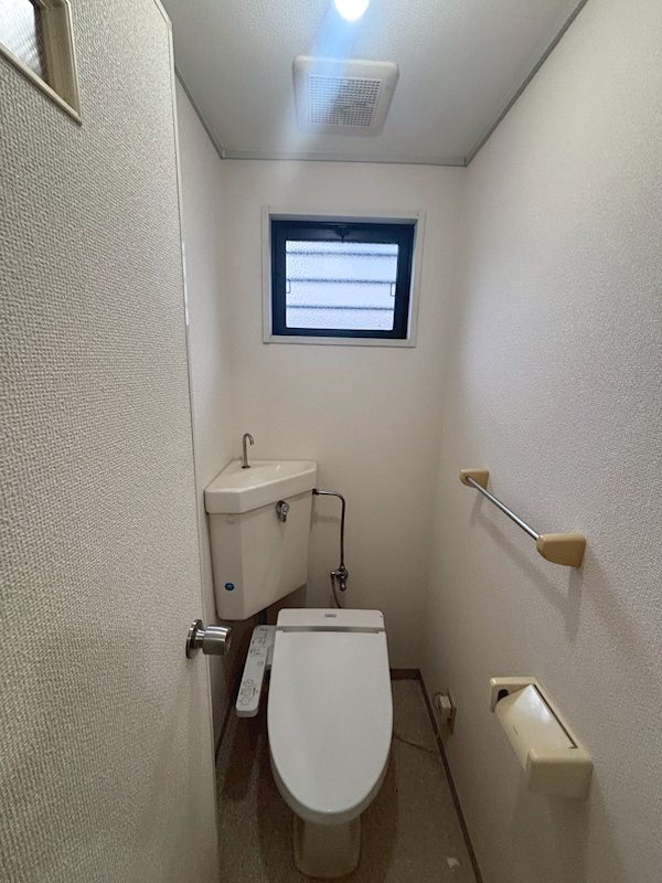 トイレ　クリーニング前の参考写真です。