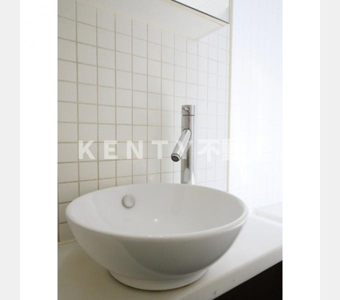 洗面設備　明るい洗面所です