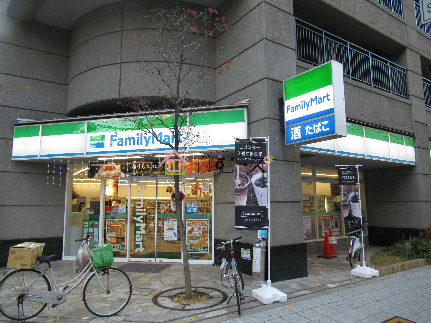 コンビニ　ファミリーマート 新町三丁目店（コンビニ）まで100m