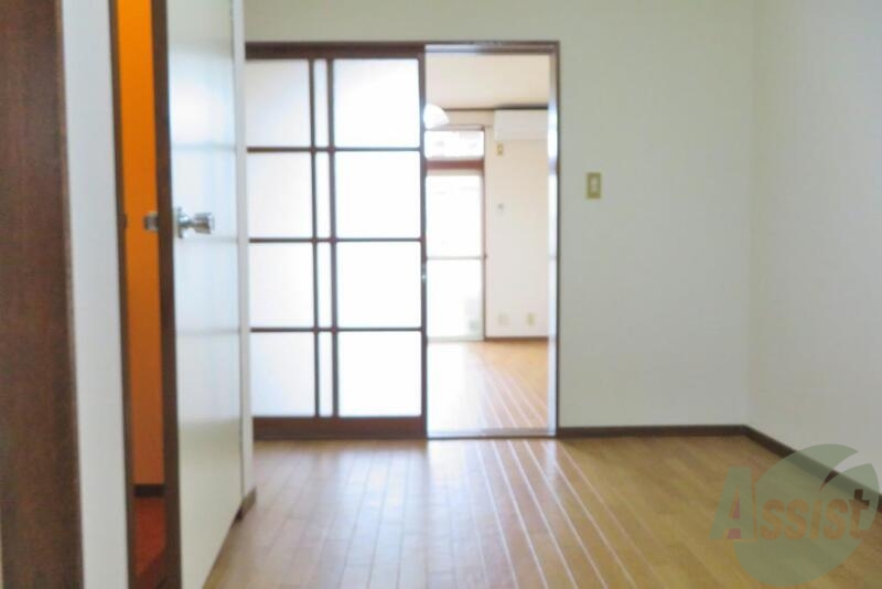 玄関　玄関から撮った写真ですー。キッチン周りが広々してますねー。