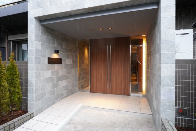 エントランス　落ち着いたエントランスです