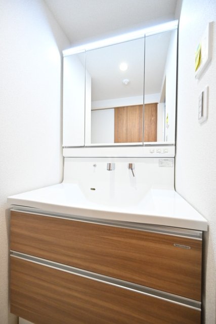 洗面設備　独立洗面台です